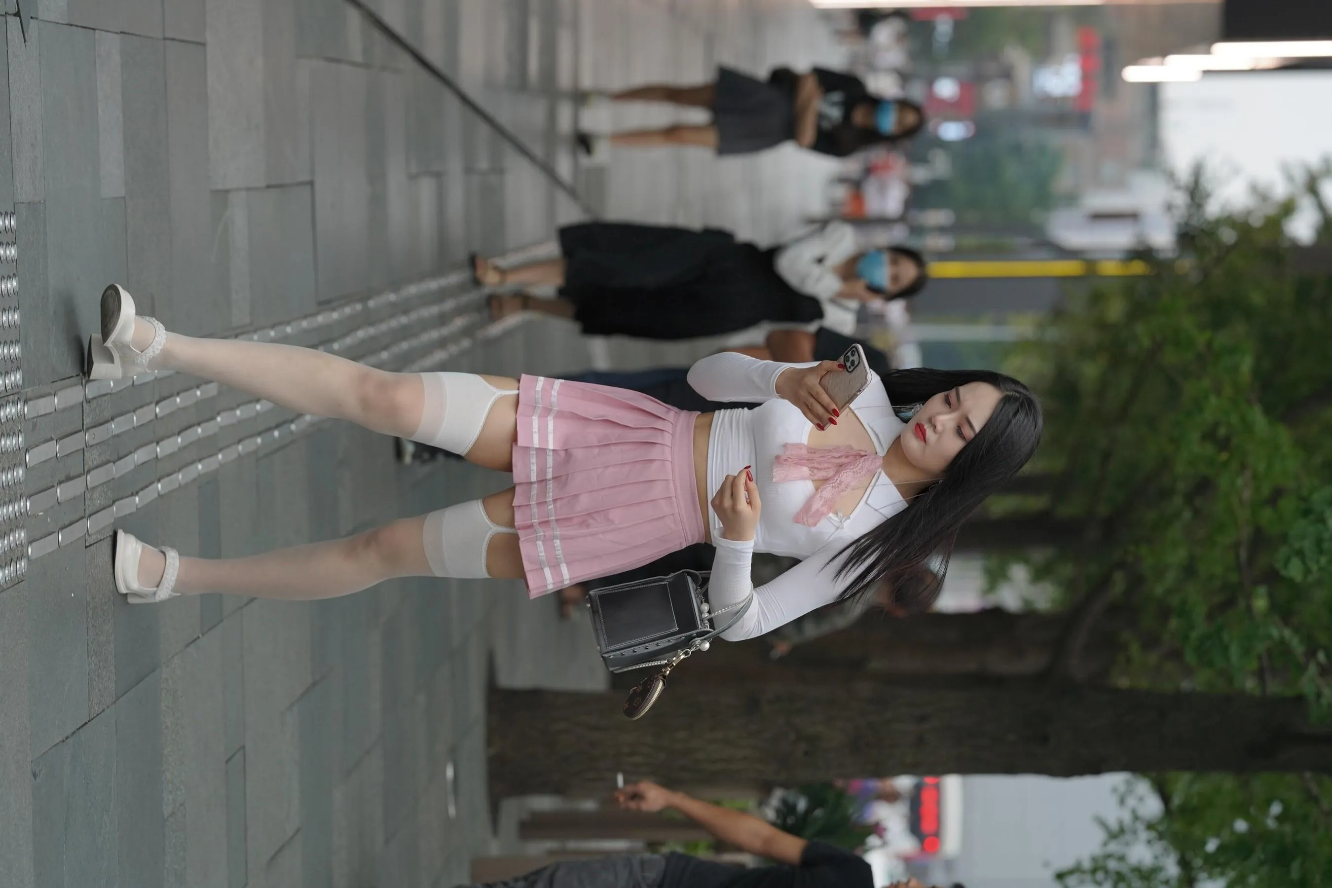 魔镜街拍 NO.161 街拍白丝吊带袜美女 [109P]插图8